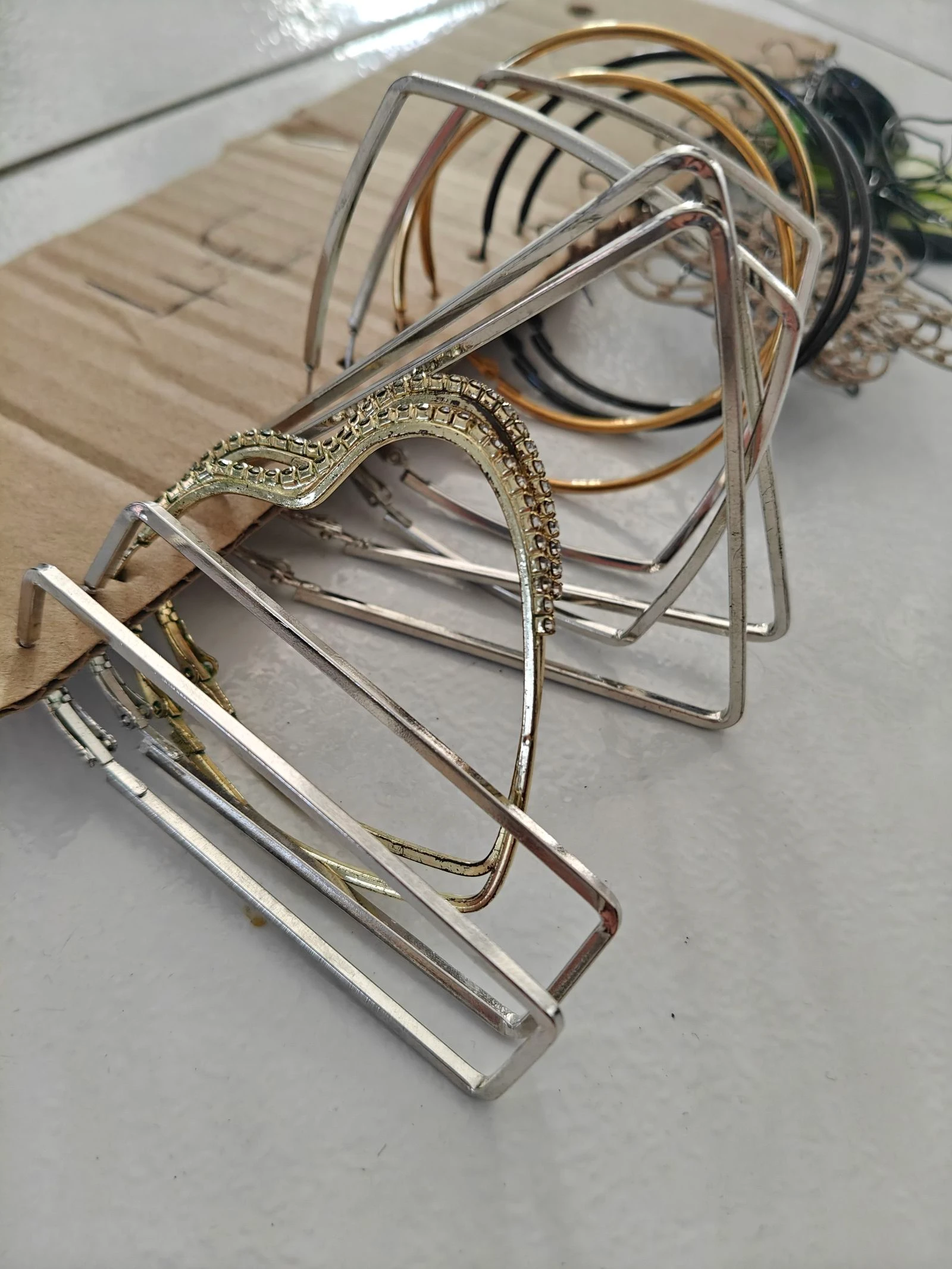 Lot of 11 pairs of costume earrings – photo 2